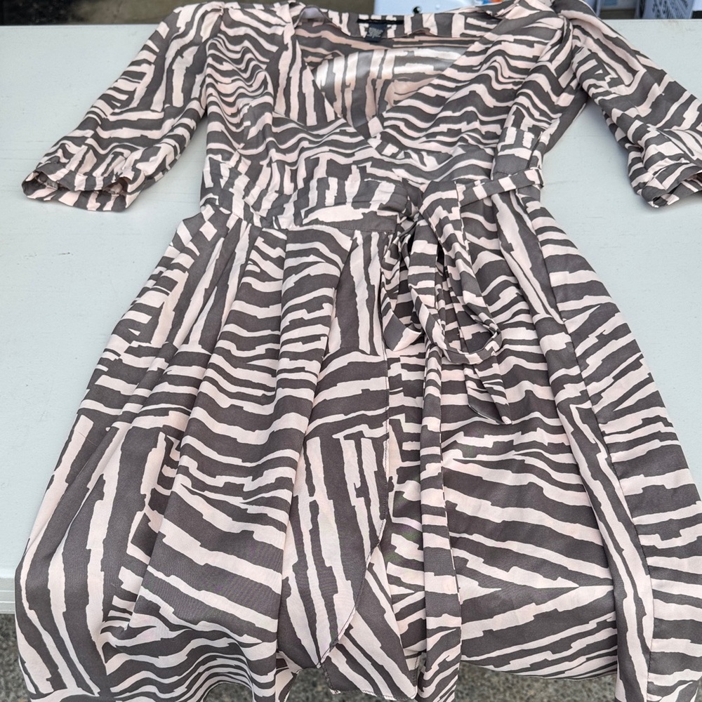 Banana Republic Black and Cream Long Sleeve Dress